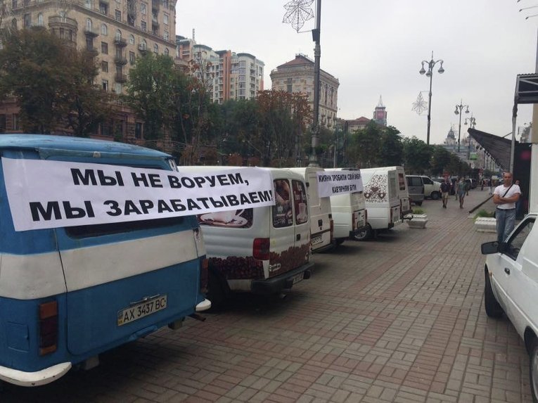 Автокофейни под зданием Киевсовета в четверг, 30 июля 2015 г.