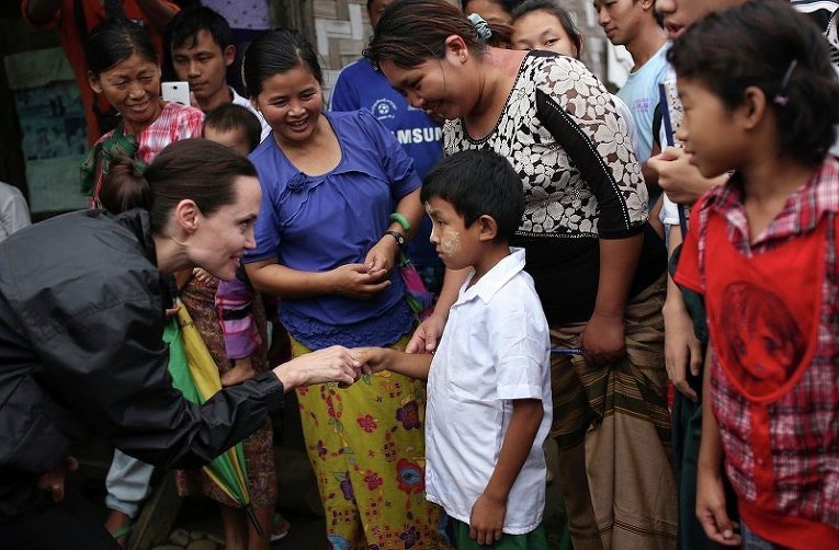 Визит Анджелины Джоли Питт в Мьянму