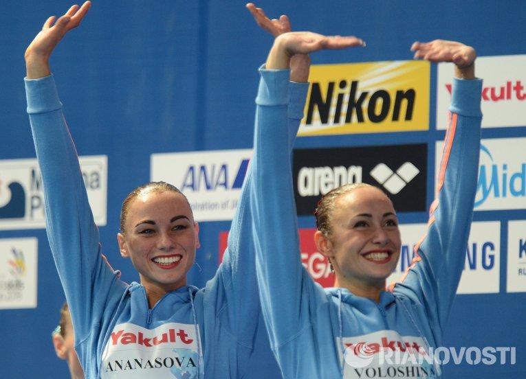 Лолита Ананасова и Анна Волошина, завоевавшие бронзовые медали в финале соревнований по синхронному плаванию среди дуэтов