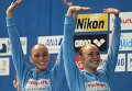 Лолита Ананасова и Анна Волошина, завоевавшие бронзовые медали в финале соревнований по синхронному плаванию среди дуэтов