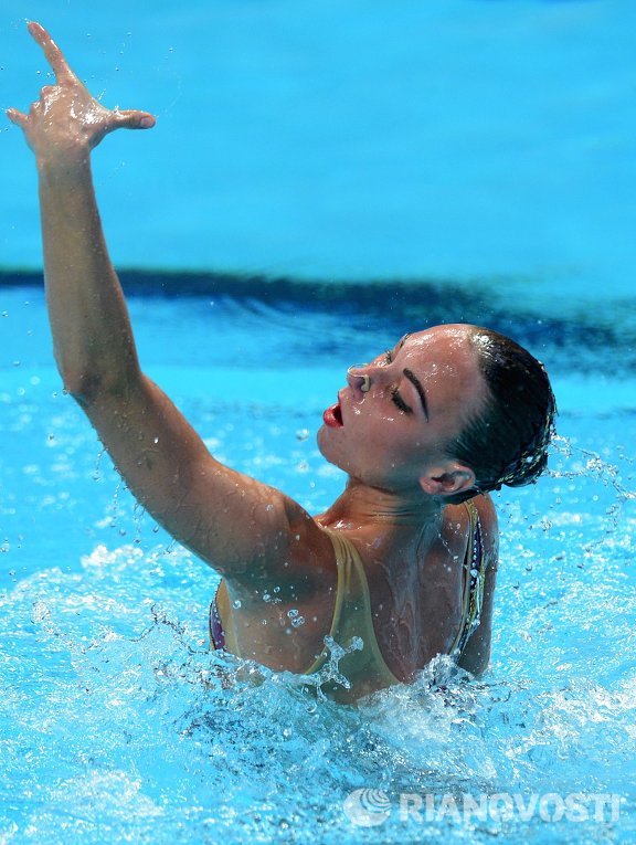 Лолита Ананасова и Анна Волошина выступают с произвольной программой в финале соревнований по синхронному плаванию среди дуэтов