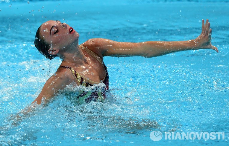 Лолита Ананасова и Анна Волошина выступают с произвольной программой в финале соревнований по синхронному плаванию среди дуэтов
