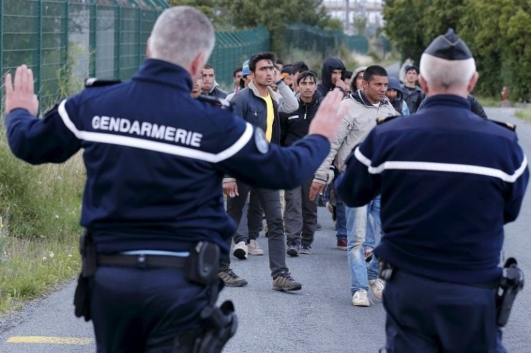 Незаконные мигранты пытаются пробраться из Франции в Великобританию по Евротоннелю под Ла-Маншем.