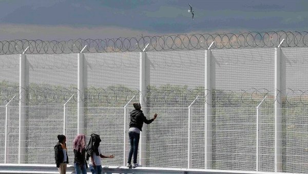Незаконные мигранты пытаются пробраться из Франции в Великобританию по Евротоннелю под Ла-Маншем