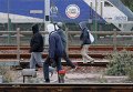 Незаконные мигранты пытаются пробраться из Франции в Великобританию по Евротоннелю под Ла-Маншем