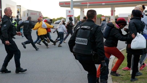 Жандармы разгоняют незаконных мигрантов в Кале. Архивное фото