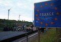 Незаконные мигранты блокируют дорогу во Франции, требуя пропустить их в Великобританию по Евротоннелю под Ла-Маншем