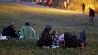 Незаконные мигранты кормят детей рядом во Франции. Архивное фото