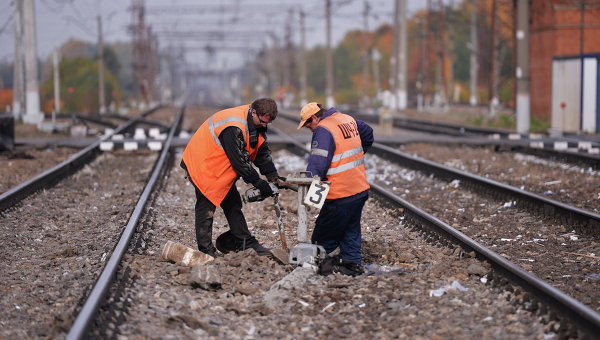 Рабочие восстанавливают железнодорожные пути. Архивное фото