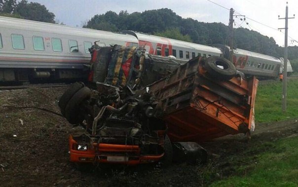 Поезд в Белгородской области столкнулся с грузовиком