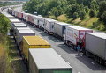 Водители грузовиков ждут, пока будет возможен проезд, поскольку незаконные мигранты блокируют дорогу во Франции, требуя пропустить их в Великобританию по Евротоннелю под Ла-Маншем