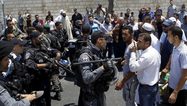 Израильский полицейский и палестинец. Архивное фото
