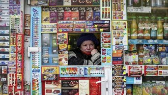Продавщица в одном из киосков в Киеве. Архивное фото