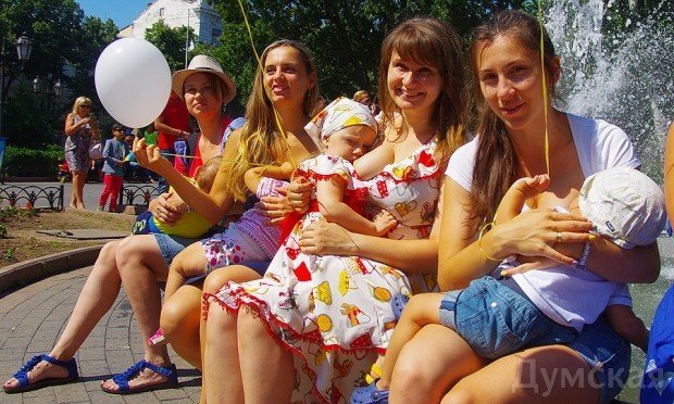 Одесситки устроили массовое кормление детей грудью
