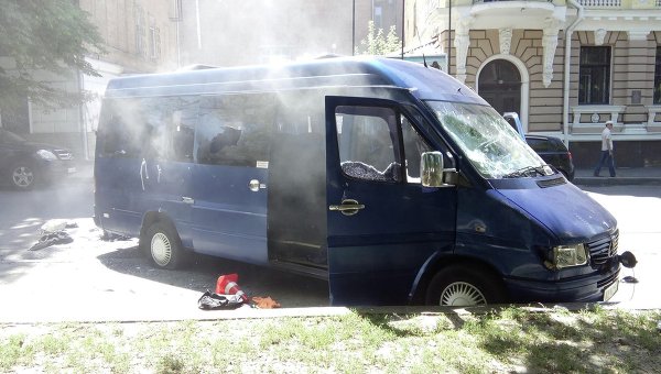 Неизвестные разбили микроавтобус активистов Оппозиционного блока