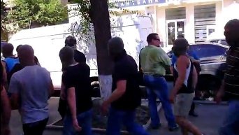 Люди в балаклавах с автоматами и дубинками в Харькове. Видео