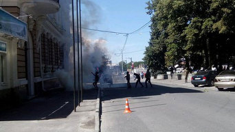 Неизвестные закидывают через разбитые окна дымовые шашки в Харькове