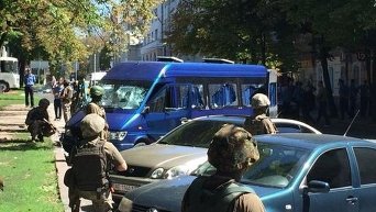 Милиция на месте штурма офиса Оппозиционного блока в Харькове