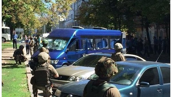 Милиция на месте штурма офиса Оппозиционного блока в Харькове
