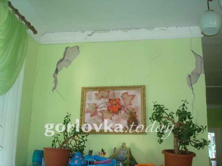При обстрелах Горловки был частично разрушен детский садик в центре города
