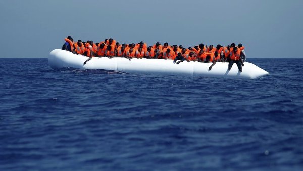 Мигранты на резиновой лодке