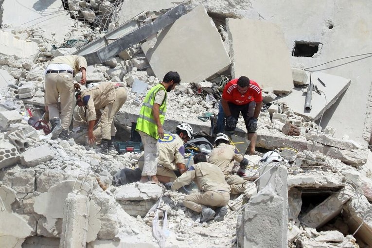 Военный самолет упал на жилые дома в городе Эриха неподалеку от Идлиба на северо-западе Сирии