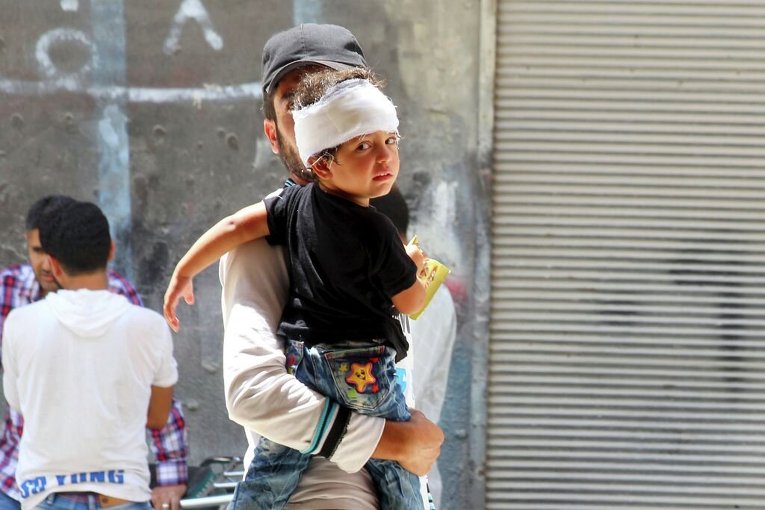 Ребенок на месте падения военного самолета на жилые дома в городе Эриха неподалеку от Идлиба на северо-западе Сирии