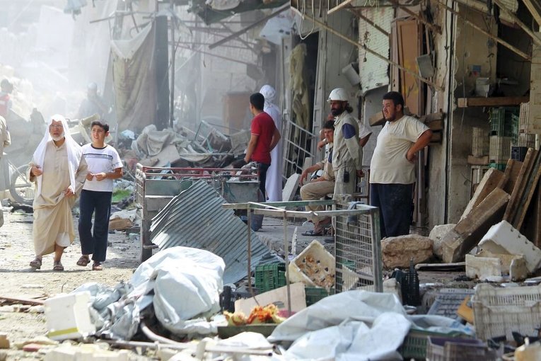 На месте падения военного самолета на жилые дома в городе Эриха неподалеку от Идлиба на северо-западе Сирии