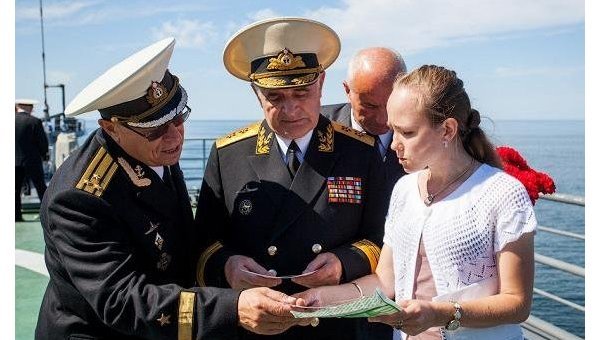 Заместитель командующего Балтийского флота России, бывший первый заместитель командующего Военно-морскими силами Украины Сергей Елисеев (в центре)