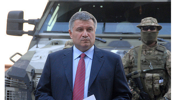 Глава МВД Арсен Аваков осмотрел рекордную партию незаконно добытого янтаря, которая была доставлена в Киев