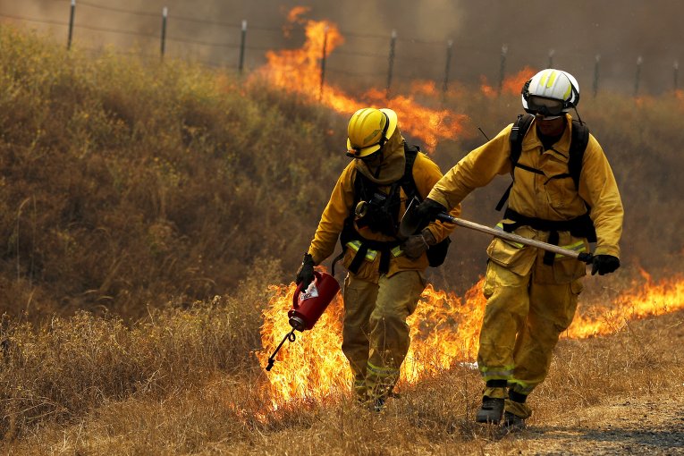 Спасатели тушат пожары в Калифорнии, США