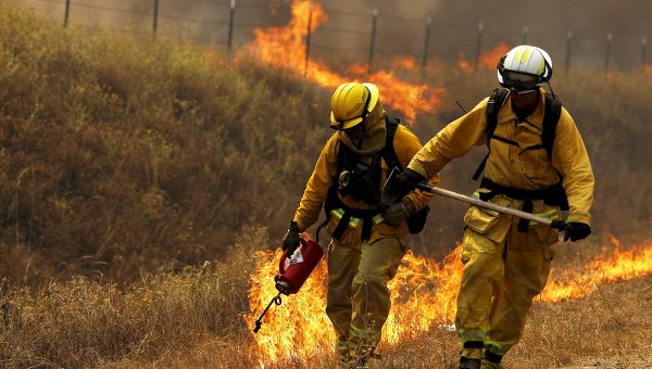 Спасатели тушат пожары в Калифорнии, США