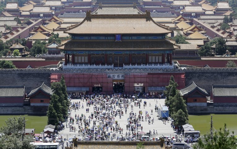 Туристы возле музея Запретный город в Пекине
