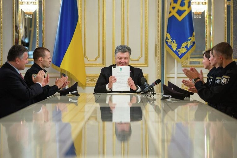 Президент Украины Петр Порошенко подписал Закон о национальной полиции