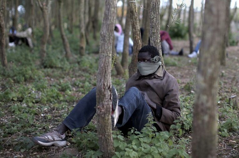 Мигрант из Африки близ Евротоннеля в Кале, Франция