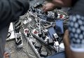 Мигранты из Афганистана заряжают мобильные телефоны в лагере в Кале, Франция