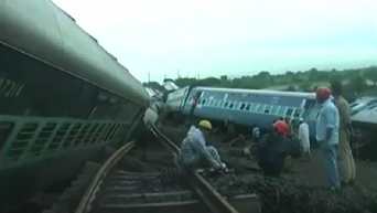 Последствия сильных ливней в Индии: два поезда сошли с рельсов. Видео