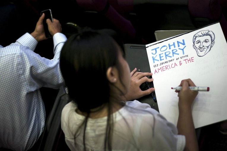 Женщина рисует в ожидании выступления Джона Керри на форуме Ассоциации государств Юго-Восточной Азии (АСЕАН) в Куала-Лумпуре