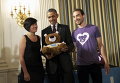 Президент США Барак Обама с сотрудниками технической компании, которая производит игрушку медведя Джерри, который учит детей полезным навыкам, Вашингтон