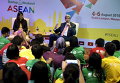 Госсекретарь США Джон Керри говорит во время встречи с молодежью Ассоциации государств Юго-Восточной Азии (АСЕАН) в Куала-Лумпуре