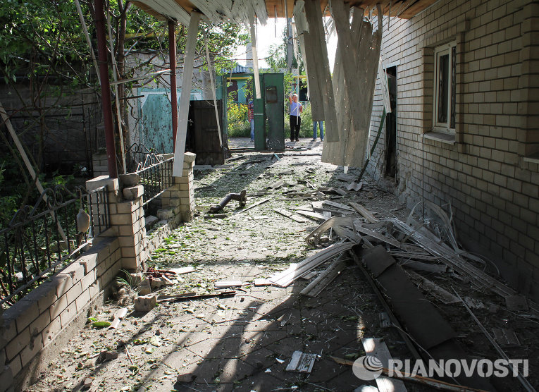 Последствия обстрела поселка Октябрьский в Куйбышевском районе Донецка