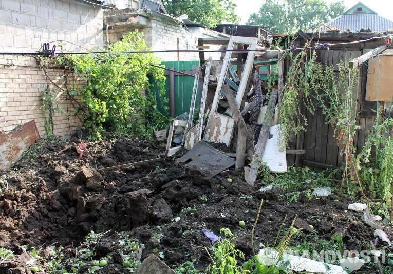 Последствия обстрела поселка Октябрьский в Куйбышевском районе Донецка