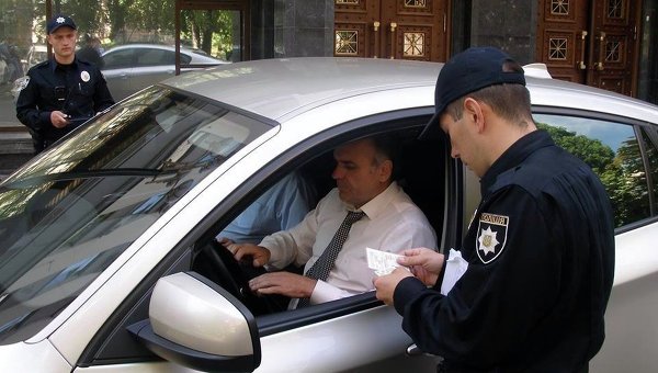 Полиция выписывает штраф водителю экс-прокурора