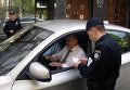 Полиция выписывает штраф водителю экс-прокурора