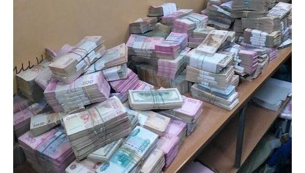 Деньги, изъятые в нелегальном пункте обмена валют в Киеве