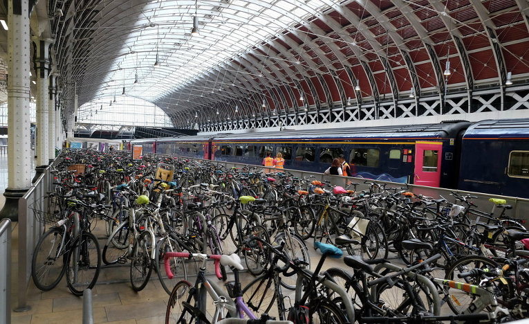 Тысячи велосипедов на велостоянке на станции Паддингтон в Лондоне