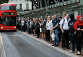 Люди стоят в очереди на автобусной остановке на станции Виктория в Лондоне. Работники метро объявили забастовку