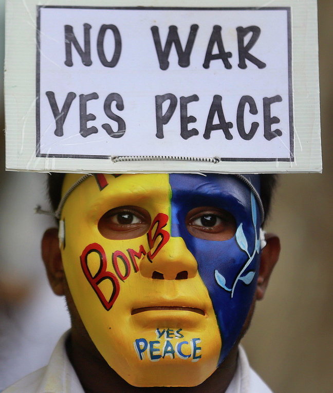 Индийский студент с раскрашенным лицом участвует в мирном митинге День Хиросимы в Мумбаи, Индия