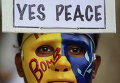 Индийский студент с раскрашенным лицом участвует в мирном митинге День Хиросимы в Мумбаи, Индия