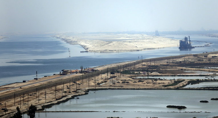 Общий вид на Суэцкий канал с моста Аль Салам Мир